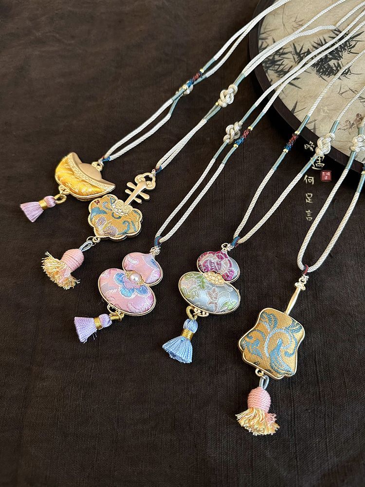 Necklace pendant