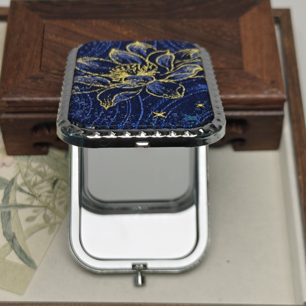 Song brocade small mirror
